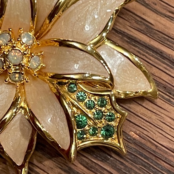 Nolan Miller poinsettias brooch with opals and green rhinestones - Picture 3 of 7